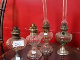 de nombreux vases en verre posés sur une table en verre
