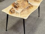une table sur laquelle repose un plateau en bois