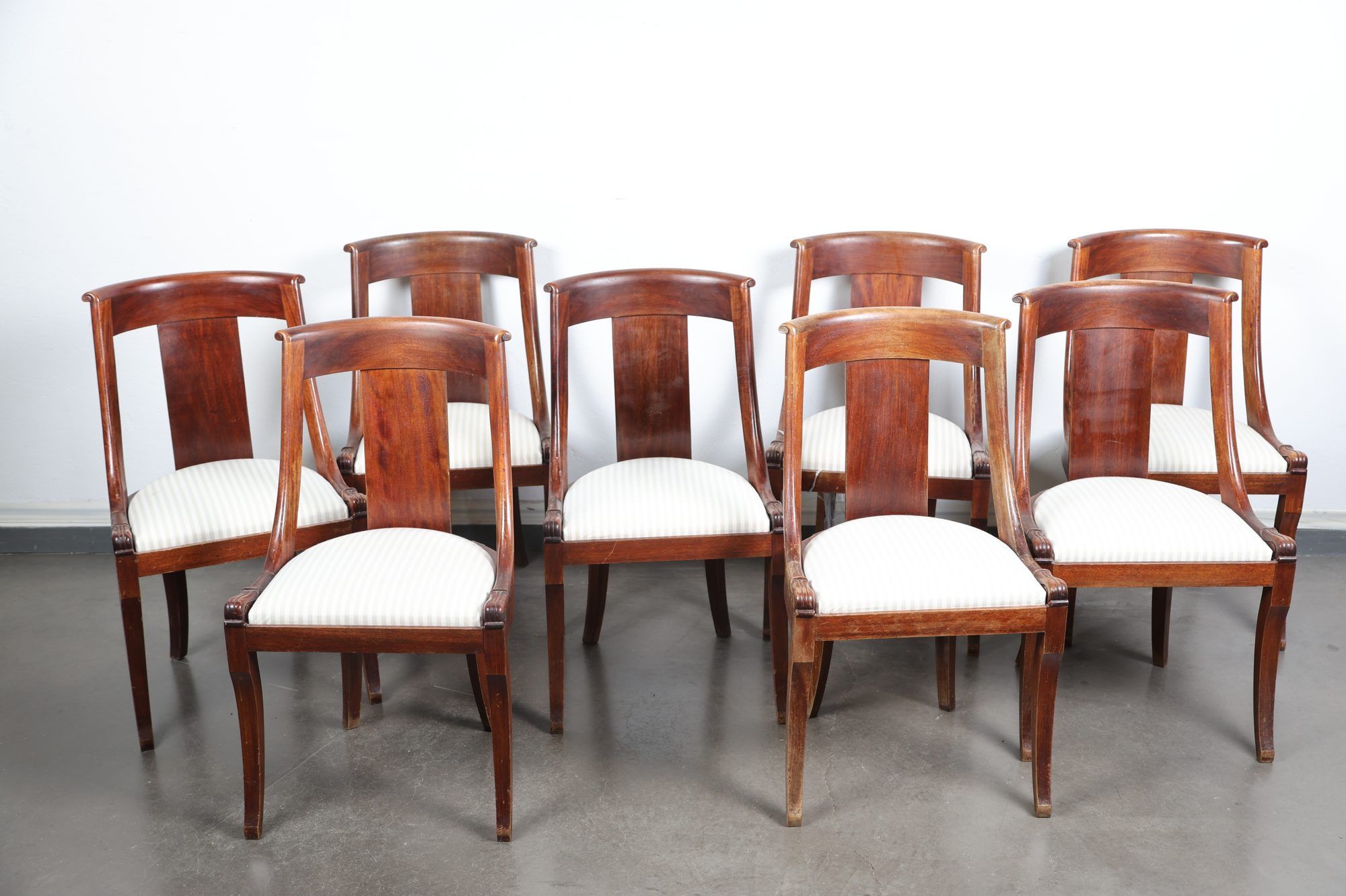 Suite de huit chaises à dossier gondole en acajou et placage…