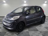 la photo d'une petite voiture grise garée dans un garage