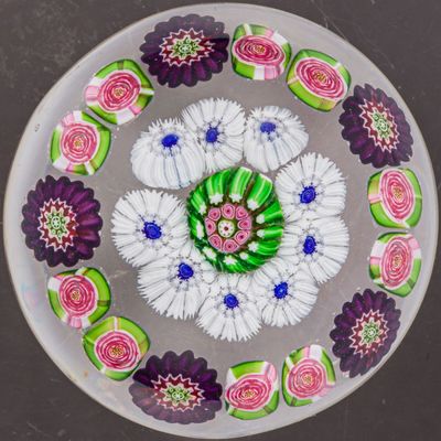 une assiette en verre décorée de fleurs, posée sur une table