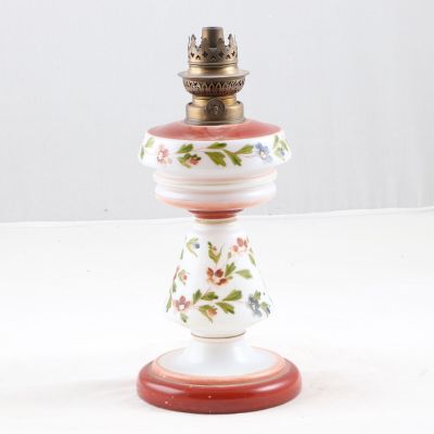 Lampe à pétrole en opaline blanche à décor polychrome de fle…