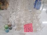 une table sur laquelle se trouvent de nombreux verres vides
