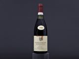 une bouteille de vin posée sur une table en bois