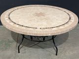 une table en marbre dont le plateau est orné d'un motif en forme d'étoile