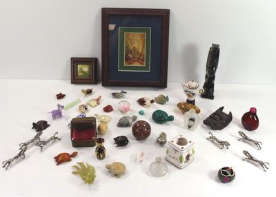 une photo montrant une collection d'objets en verre posés sur une table