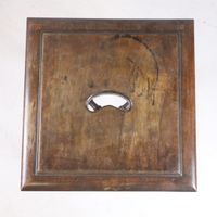 Tabouret en noyer ; les quatre pieds tournés reliés par une … (photo 2)