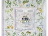 un gros plan sur une nappe ornée d'un motif représentant une maison et des fleurs