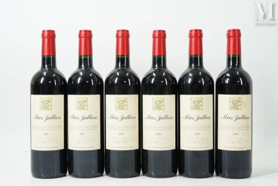 six bouteilles de vin rouge sont alignées