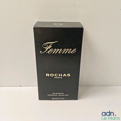 Le coffret du parfum est vide et prêt à être ouvert.