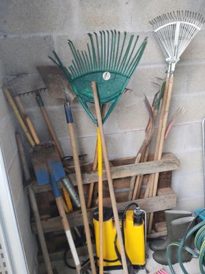 un tas d'outils de jardinage posés par terre