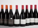 six bouteilles de vin rouge alignées