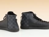 une paire de baskets noires ornées d'un motif à carreaux