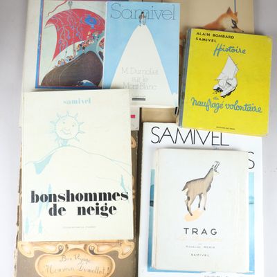 plusieurs livres sont empilés sur une étagère