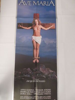 une image d'une affiche du film « Ave Maria » représentant Jésus sur la croix