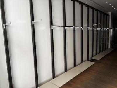 une image représentant un long couloir avec plusieurs portes vitrées