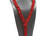 un gros plan sur un mannequin portant un collier rouge