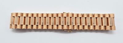 un gros plan d'un bracelet en bois posé sur une surface blanche