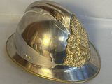 un casque en argent orné d'une décoration en or
