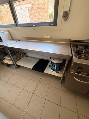 une cuisine équipée d'une cuisinière, d'un évier et d'un four
