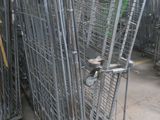 de nombreux chariots de supermarché alignés dans un entrepôt