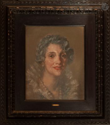 portrait d'une femme portant un col de fourrure, dans un cadre noir
