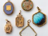 une collection de breloques et de pendentifs en or et en émail