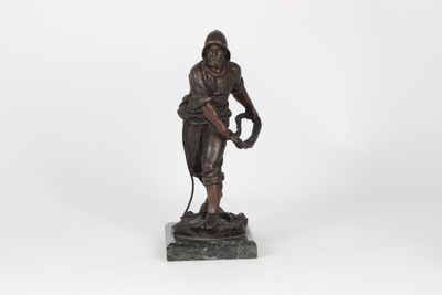 statue en bronze représentant un homme tenant un gant de baseball et une balle
