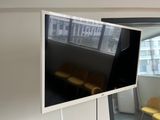 un téléviseur à écran plat fixé au mur d'une pièce