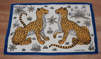 un gros plan d'un tapis sur lequel figurent deux guépards