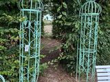 un banc et un autre banc au milieu d'un jardin