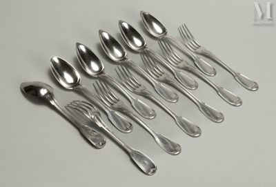 beaucoup de cuillères et de fourchettes en argent sur la table