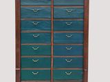 une commode en bois avec des tiroirs verts et des poignées en laiton