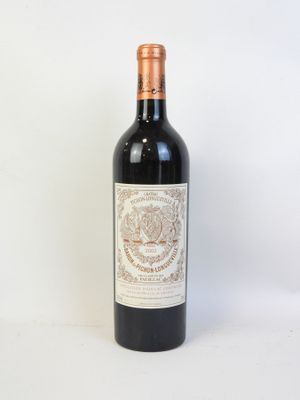 une photo d'une bouteille de vin rouge sur fond blanc