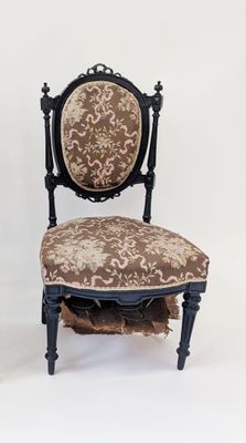 CHAISE en bois noirci mouluré et sculpté, le dossier médaill…