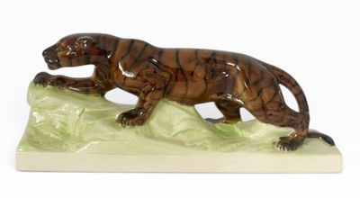 figurine représentant un tigre sur une feuille, sur fond blanc
