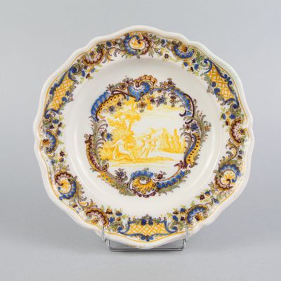 un gros plan d'une assiette ornée d'un motif jaune et bleu