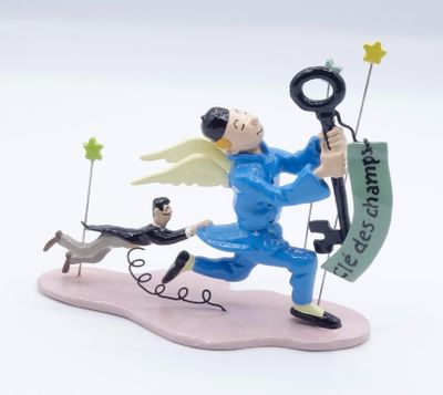une figurine représentant un homme tenant une clé et un chien