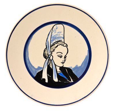 une assiette sur laquelle est représentée une femme portant un chapeau