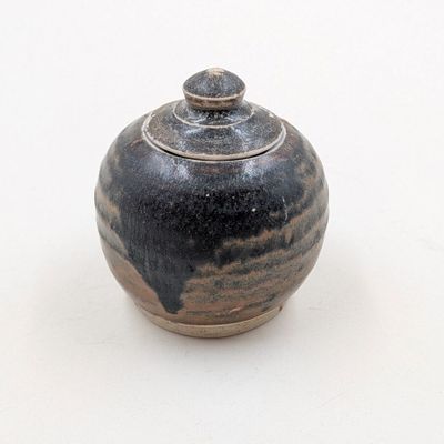 CHINE - Dynastie Song (960-1279) Petit pot couvert en grès p…