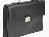 porte-documents en cuir noir sur fond blanc, avec une découpe au niveau de la poignée