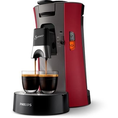 gros plan d'une cafetière avec deux tasses de café