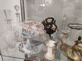 une vitrine en verre contenant de nombreux objets en verre