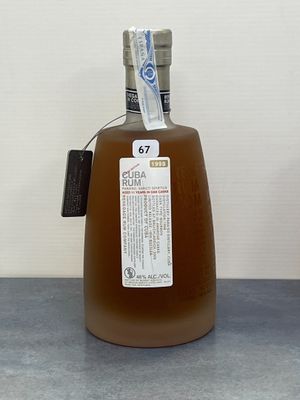 une bouteille d'alcool posée sur un comptoir, avec une étiquette dessus