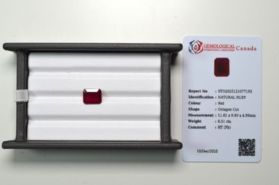 Un rubis facetté taille émeraude, d'un poids de 6,51 cts, av…