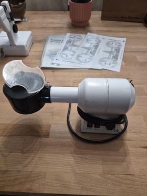 un petit robot posé sur une table