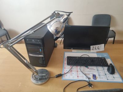 un bureau sur lequel se trouvent un ordinateur, un clavier, une souris et une souris