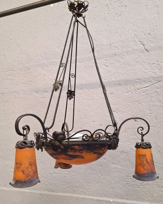 Dans le style d'Edgar BRANDT: Lustre à structure en fer batt…