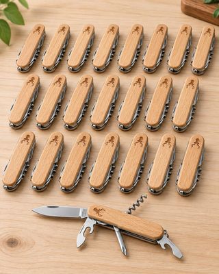 de nombreux types de tire-bouchons posés sur une table en bois