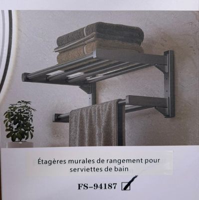 une photo d'une photo d'une salle de bains avec un porte-serviettes